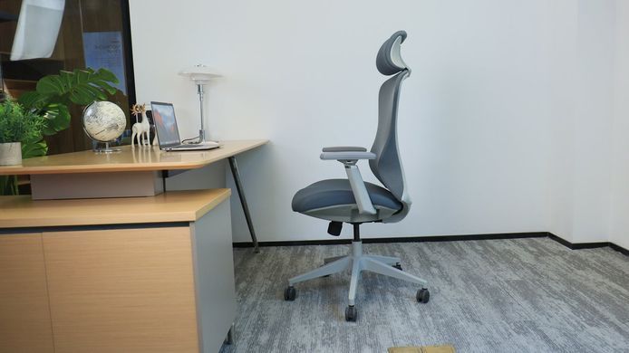 Крісло поворотне MAGNUS LUX Intarsio темно-сіра тканина/сірий каркас жива фотографія
